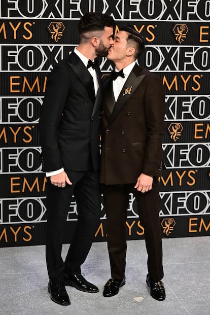Los actores Joel Kim Booster y John Michael Kelly dando buena muestra de su amor a su llegada a la alfombra roja de los Emmy.