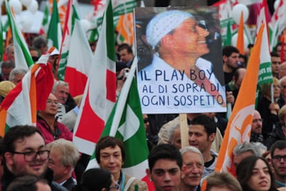 Manifestación contra Berlusconi en Roma. "El playboy por encima de toda sospecha", dice la pancarta.