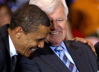 El apoyo de Ted Kennedy a la candidatura de Barack Obama en la campaña demócrata fue clave para la victoria frente a Hillary Clinton