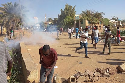 Las Fuerzas de Seguridad lanzan gases contra participantes en una protesta el miércoles en la ciudad sudanesa de Umdurman