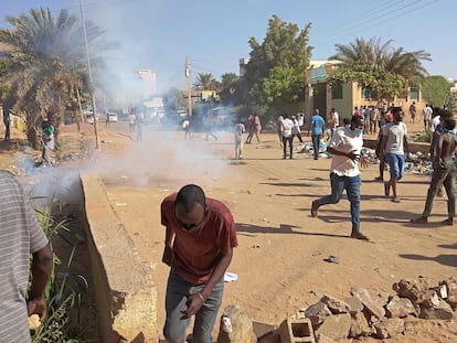 Las Fuerzas de Seguridad lanzan gases contra participantes en una protesta el miércoles en la ciudad sudanesa de Umdurman