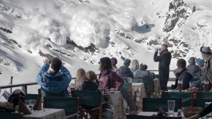 La avalancha clave de 'Turist', del sueco Ruben Östlund. En el centro, la familia protagonista.