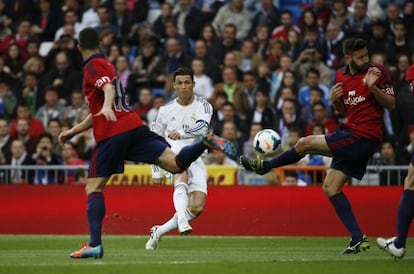 Cristiano lanza para anotar el primer gol del Madrid, y primero suyo, entre Cejudo y Dami&agrave;