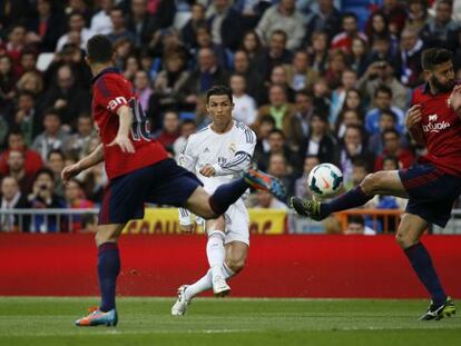 Cristiano lanza para anotar el primer gol del Madrid, y primero suyo, entre Cejudo y Dami&agrave;