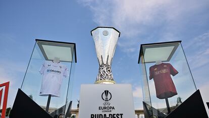 El trofeo de la Europa League entre las camisetas de Sevilla y Roma en Budapest (Hungría).