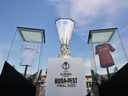 El trofeo de la Europa League entre las camisetas de Sevilla y Roma en Budapest (Hungría).