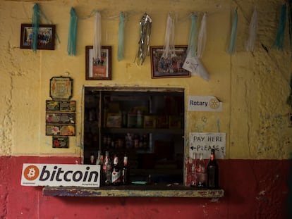 La pequeña tienda de Roxana a la orilla del mar en playa El Zonte, recibe Bitcoin desde esta semana.