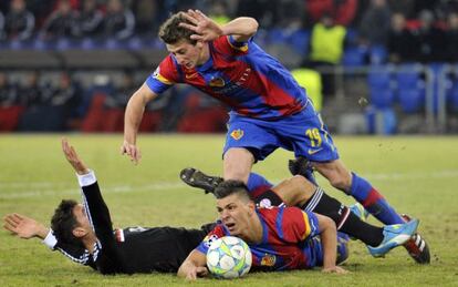 Dragovic y Abraham, del Basilea, disputan el balón a Mario Gómez, del Bayern.