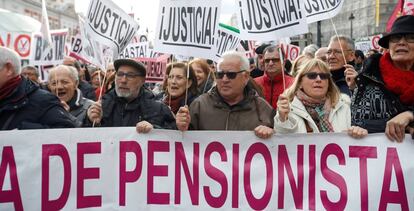 Cabecera de la manifestación por la subida de las pensiones en Madrid.
