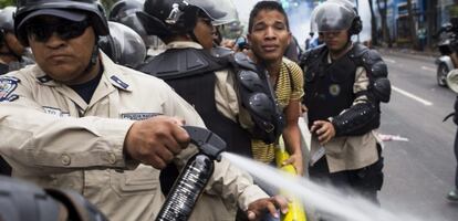 La Polic&iacute;a dispersa a un grupo de manifestantes, este jueves en Caracas