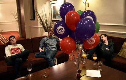 Partidarios del no esperaban los resultados en la sede de campaña de 'Better Together' en Glasgow.