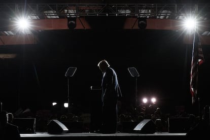 El candidato republicano a la presidencia de los Estados Unidos Donald Trump realiza un discurso durante un acto en Albuquerque el 30 de octubre de 2016.