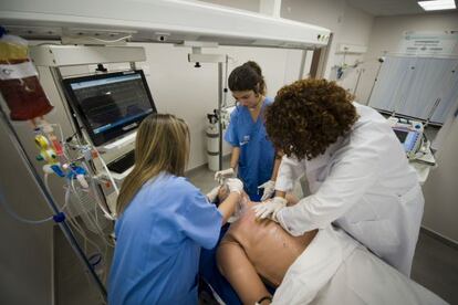 Actores y sanitarios recrean un caso clínico en el hospital simulado 4DHealth de Igualada.