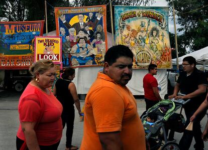 Residentes latinos en la feria del condado de Hidalgo, en McAllen, Texas