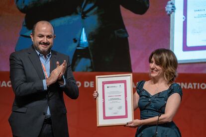 Daniela Tarazona recibe el premio Sor Juana Inés de la Cruz, este miércoles, junto al rector de la Universidad de Guadalajara, Ricardo Villanueva.