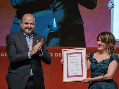 Daniela Tarazona recibe el premio Sor Juana Inés de la Cruz, este miércoles, junto al rector de la Universidad de Guadalajara, Ricardo Villanueva.