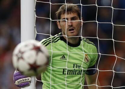 Casillas observa un balón que se marcha fuera tras un despeje