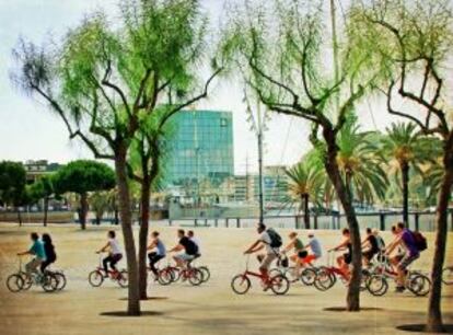 Ciclistas en el Port Vell de Barcelona.