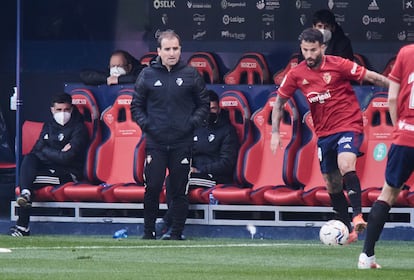 Arrasate observa a Rubén García en un partido de Osasuna.