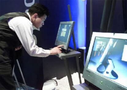 Un cliente examina una pantalla plana fabricada por Samsung.