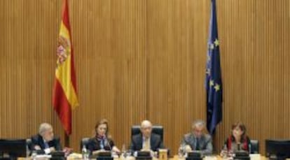 El ministro de Hacienda y Administraciones P&uacute;blicas, Crist&oacute;bal Montoro, junto al secretario de Estado de Administraciones P&uacute;blicas, Antonio Beteta, la secretaria de Estado de Presupuestos y Gastos, Marta Fern&aacute;ndez Curr&aacute;s, y el secretario de Estado de Hacienda, Miguel Ferre, durante la conferencia de prensa con motivo de la presentaci&oacute;n en el Congreso de los presupuestos generales del Estado de 2014.