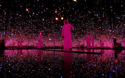 La instalación 'Infinity mirrored room' (Espacio de la infinidad reflejada) de la artista Yayoi Kusama.