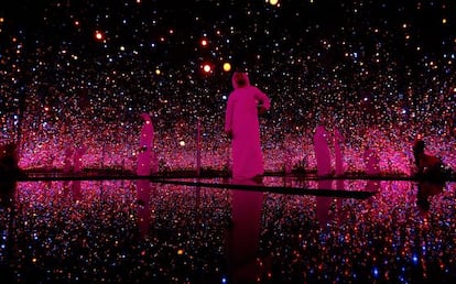 La instalaci&oacute;n &#039;Infinity mirrored room&#039; (Espacio de la infinidad reflejada) de la artista Yayoi Kusama.