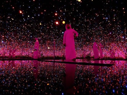 La instalaci&oacute;n &#039;Infinity mirrored room&#039; (Espacio de la infinidad reflejada) de la artista Yayoi Kusama.