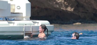 Vikander y Fassbender, en aguas de Formentera.