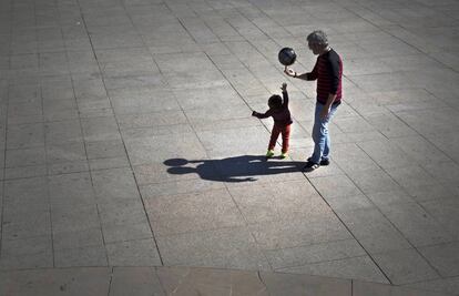 Un padre juega con sus hijo. 