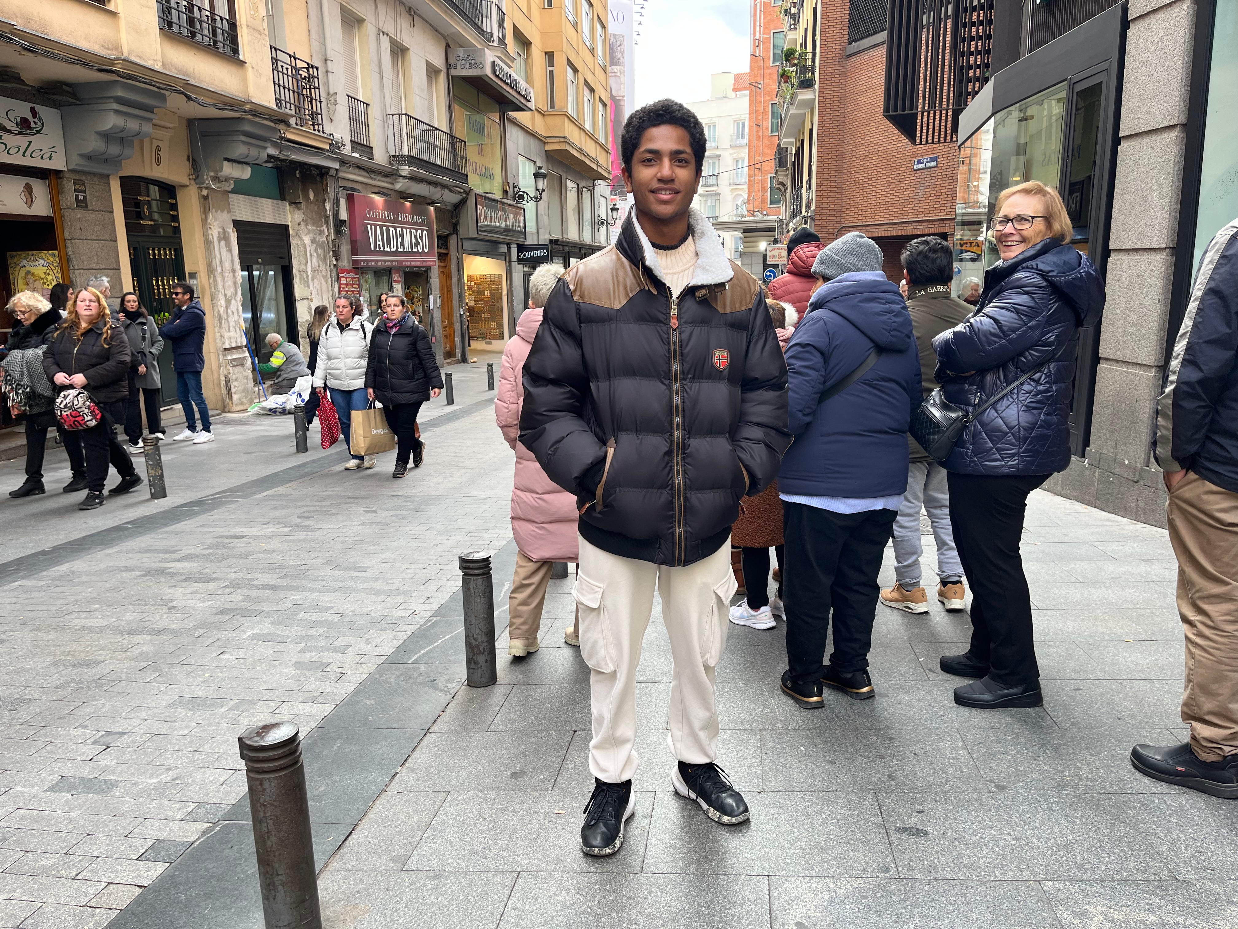 Francisco Macho (19 años) compra la lotería en Doña Manolita, en Madrid, para continuar con el legado de su abuelo.