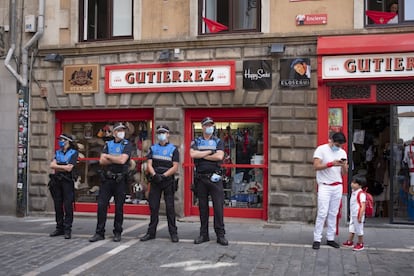 Acceso a la Plaza Consistorial, donde tradicionalmente se celebra el chupinazo, vigilado por agentes de la Policía Municipal de Pamplona, el 6 de julio.