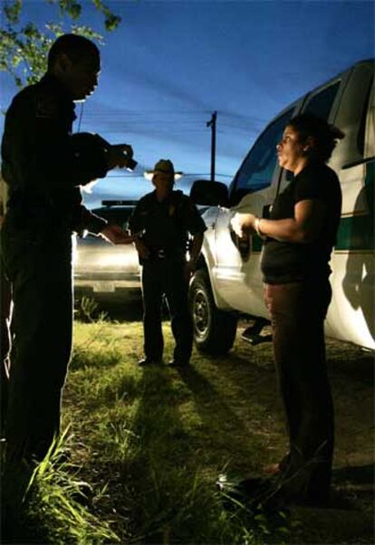 Agentes de fronteras, en el momento de detener a una inmigrante.