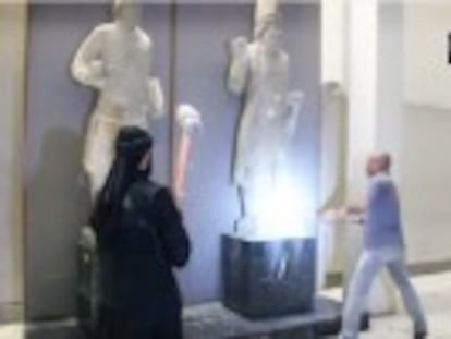 Na gravação, vários milicianos dão golpes de marreta em esculturas de um museu na cidade iraquiana de Mosul