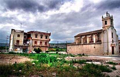 El pueblo viejo de Gavarda, con la iglesia y una casa en obras de reparación.