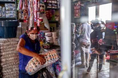 Oxfam lleva a cabo un proyecto de medición de peso y talla a los menores de cinco años de varios municipios guatemaltecos. Además, entrega 145 queztales (unos 16 euros) mensuales por cada miembro a las familias más vulnerables. En el municipio de Jocotán y Camotán, son 171. Las ayudas se otorgan durante los cuatro meses en los que se incrementa lo que llaman “hambre estacional”. Teresa Raymundo es una de las beneficiadas y aprovecha el día del ingreso para hacer una compra grande para los cinco miembros de su familia.