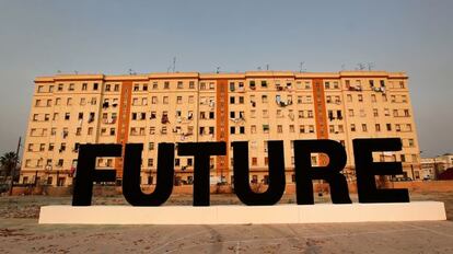 La obra 'Future', de Santiago Sierra, ardió ayer en un solar de El Cabanyal.