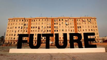 La obra &#039;Future&#039;, de Santiago Sierra, ardi&oacute; ayer en un solar de El Cabanyal. 