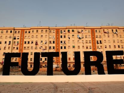 La obra &#039;Future&#039;, de Santiago Sierra, ardi&oacute; ayer en un solar de El Cabanyal. 