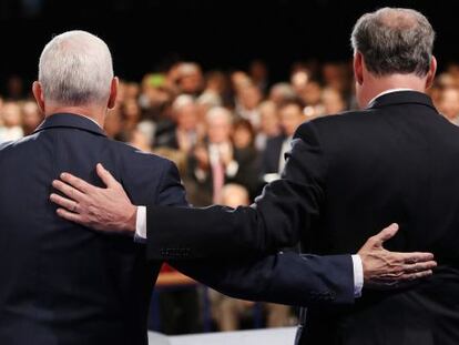 Los candidatos a la Vicepresidencia de EE UU, el republicano Mike Pence (i) y el dem&oacute;crata Tim Kaine (d), saludan a los asistentes despu&eacute;s de participar en el &uacute;nico debate hoy, martes 4 de octubre de 2016, en Farmwille (EE.UU.). 