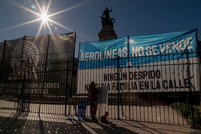 Bandera de Aerolíneas Argentinas durante la conferencia de prensa de los sindicatos combativos durante el paro nacional en Buenos Aires, el 9 de mayo.