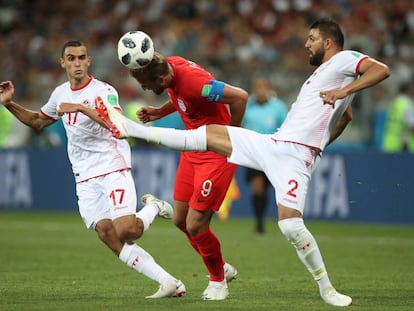 Harry Kane remata de cabeza durante el partido ante Túnez.