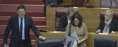 El presidente del Consell, Ximo Puig, a su llegada al hemiciclo en compañía de la vicepresidenta, Mònica Oltra.