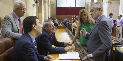 Jos&eacute; Antonio Gri&ntilde;&aacute;n y Susana D&iacute;az con Mario Jim&eacute;nez, Franciso &Aacute;lvarez de la Chica y Manuel Jim&eacute;nez Barrios, esta semana en el Parlamento. 