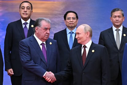 Emomali Rahmon (a la izquierda), presidente de Tayikistán, saluda al presidente de Rusia, Vladímir Putin.