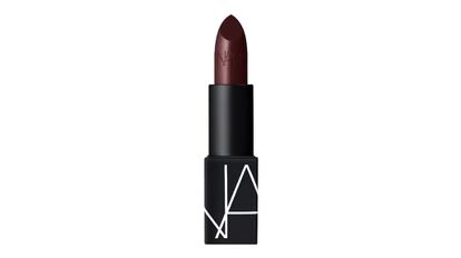 Este labial asegura hidratación y buena cobertura. NARS.