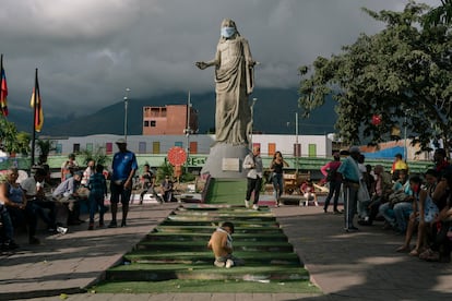 Un niño juega la plaza de la redoma de Petare en Caracas.