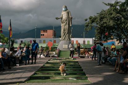 Un niño juega la plaza de la redoma de Petare en Caracas.