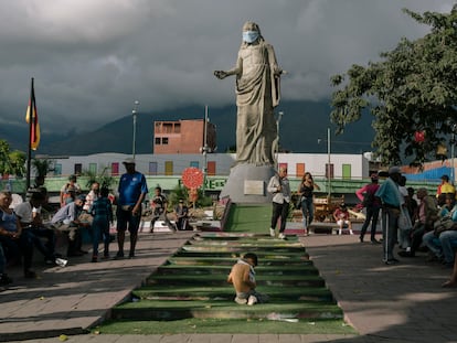 Un niño juega la plaza de la redoma de Petare en Caracas.