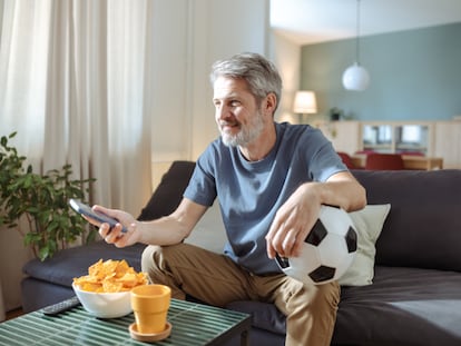 Artículo de EL PAÍS Escaparate que describe la oferta veraniega de Movistar Plus+: tres meses a mitad de precio